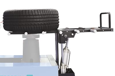 Sollevatore ruote integrato smontagomme T-Matic PRO Hofmann riduce movimentazione manuale